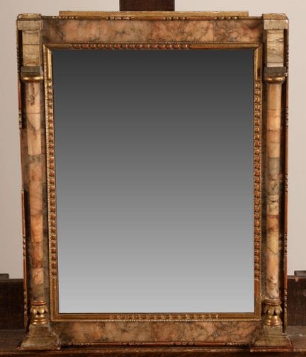 Miroir rectangulaire en bois doré, frise de perles