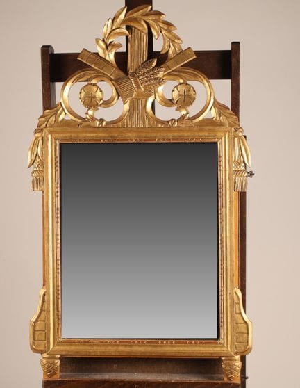 Miroir en bois et stuc  doré à fronton à décor d'é