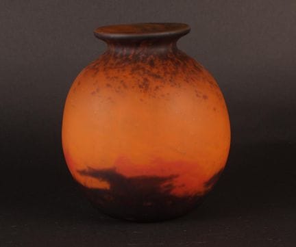 MULLER Frères Lunéville.
Petit vase boule à col ré