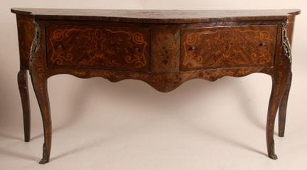 Commode sauteuse de forme galbée toutes faces, en 