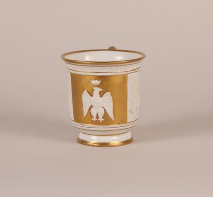 Naples  
Tasse en porcelaine à décor en biscuit en