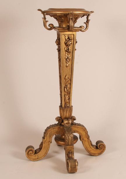 Sellette en bois richement mouluré, et sculpté et 