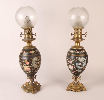Paire de lampes à pétrole en porcelaine à décor de