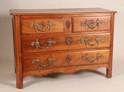 Commode rectangulaire, en bois noyer mouluré ouvra