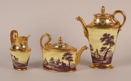 Paris 
Une cafetière couverte, une théière couvert