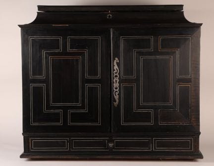 Cabinet en placage d’ébène et bois noirci, décor d