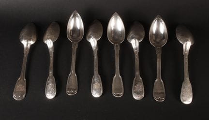 Réunion de huit cuillères en argent modèle filets,
