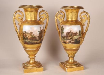 Paris 
Paire de vases de forme balustre en porcela
