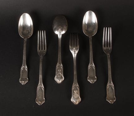 Réunion de trois couverts en argent, modèle rocail