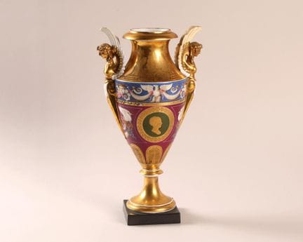 Paris 
Vase de forme balustre en porcelaine à fond