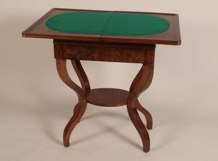 Table à jeux en acajou et placage d'acajou, piétem