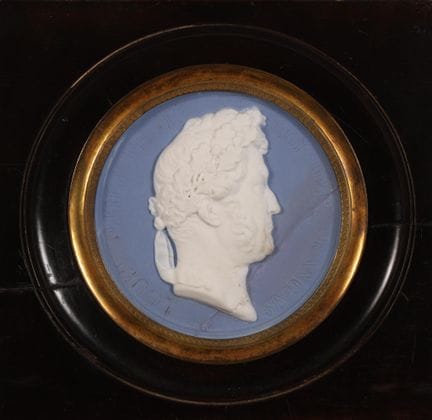 SÈVRES
Médaillon rond en biscuit blanc sur fond bl