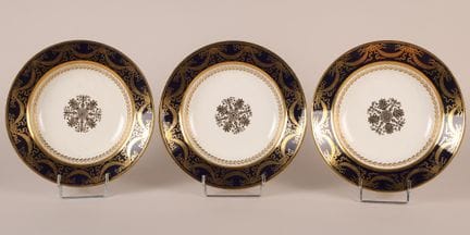 Sèvres 
Trois assiettes en porcelaine à décor en o