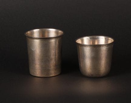 Deux timbales en argent unie à décor de filet en p