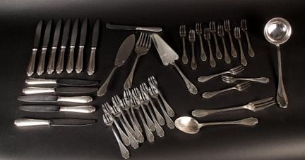 CHRISTOFLE.
Ménagère en métal argenté modèle filet