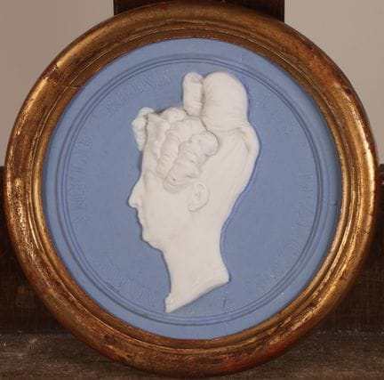 SÈVRES
Médaillon rond en biscuit blanc sur fond bl