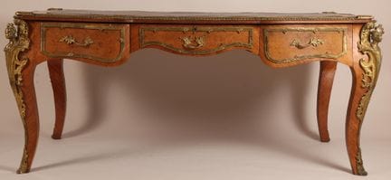 Bureau plat de forme galbée, en bois de placage ma