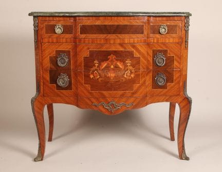 Commode sauteuse de forme rectangulaire, en bois d