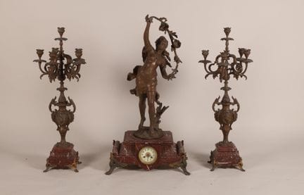 Garniture de cheminée en marbre rouge veiné et rég