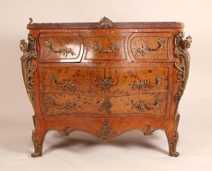 Commode sauteuse de forme galbée toutes faces, en 