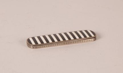 Pilulier de forme oblongue en argent et vermeil ém