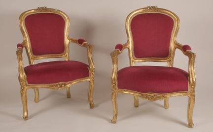 Paire de fauteuils en bois sculpté, mouluré et dor