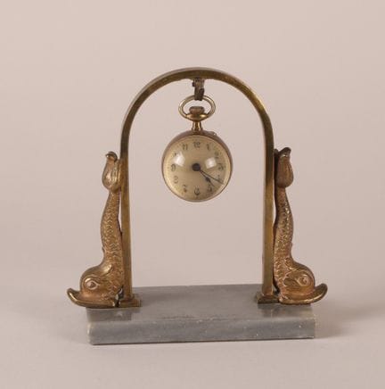 Porte montre portique en pierre dure, bronze et la
