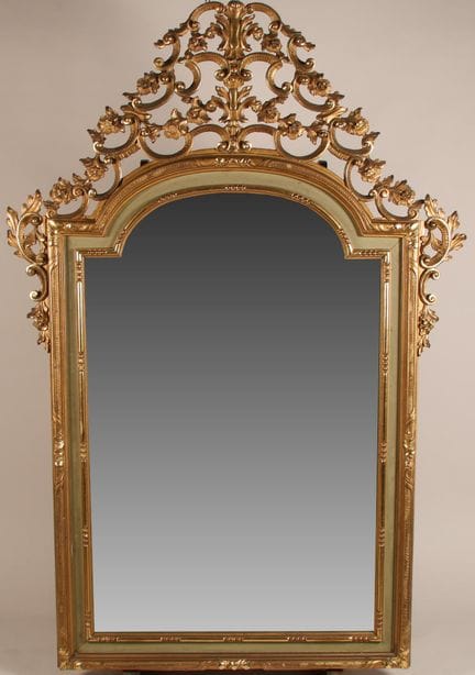 Grand miroir en bois rechampi vert gris et doré de