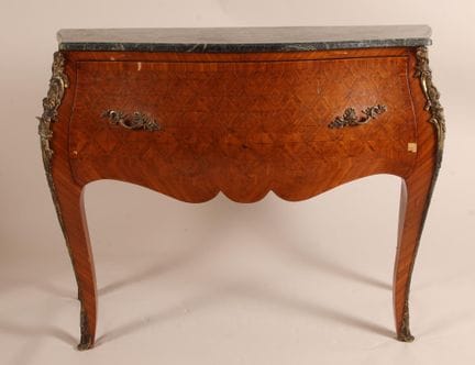 Commode sauteuse de forme galbée toutes faces, en 