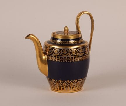 Sèvres 
Théière Paestum couverte en porcelaine à d