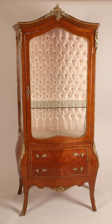Vitrine ouvrant par une porte, de forme galbée tou