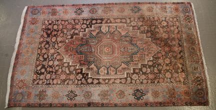 IRAN
Tapis en laine et coton noué main à fond rose