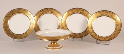 Paris 
Quatre assiettes et une coupe sur piédouche