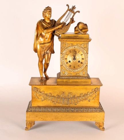 Pendule borne de cheminée en bronze doré ciselé, r