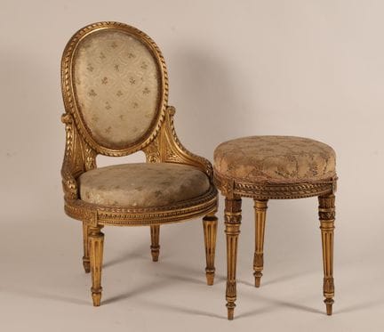 Chaise à assise basse et tabouret en bois très ric