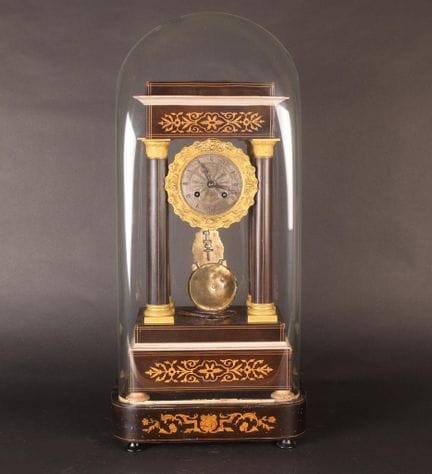 Pendule portique en bois noirci en partie marqueté