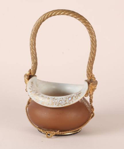 Panier en verre opalin émaillée blanc, brun et dor