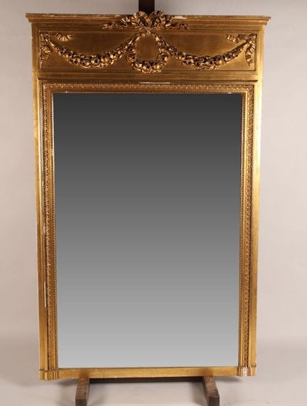 Miroir rectangulaire en bois et stuc doré, à décor