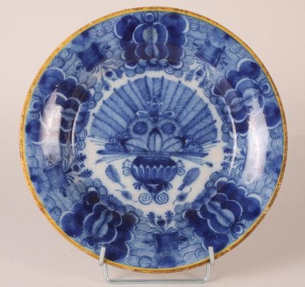 Delft
Plat en faïence à décor bleu et blanc d'un p