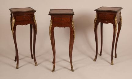 Suite de quatre tables d'appoint de forme galbée t