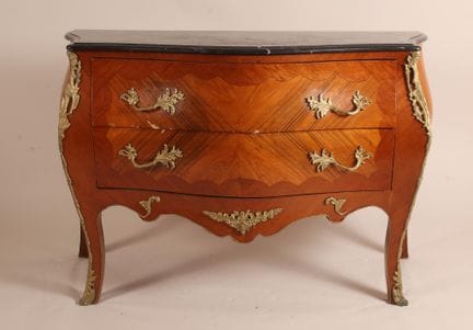 Commode sauteuse de forme galbée toutes faces, en 