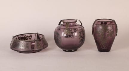 Deux vases et coupe circulaire en verre violet gra