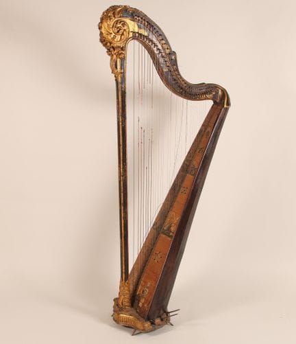 Harpe en bois mouluré, richement sculpté, peint et