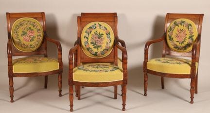 Suite de quatre fauteuils en bois fruitier mouluré