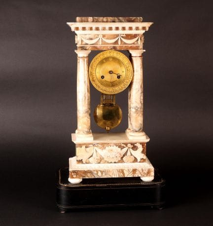 Pendule portique en placage de marbre blanc et alb