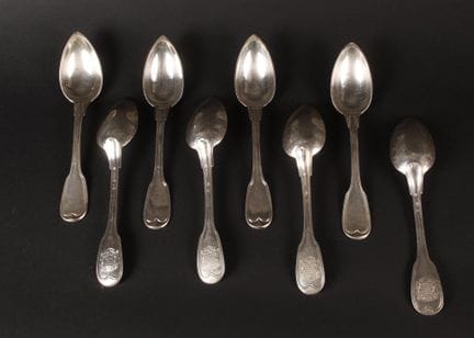 Réunion de huit cuillères en argent modèle filets,