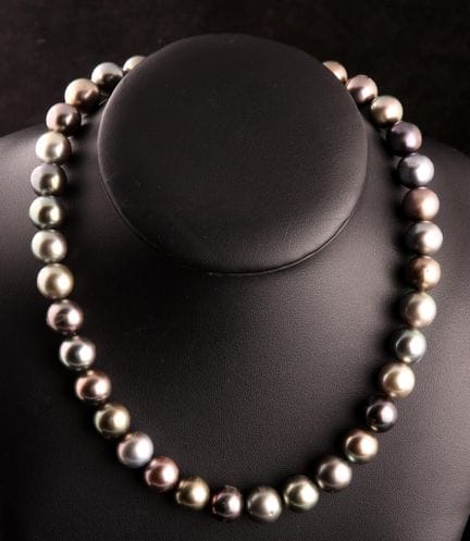 Necklace made of gray Tahitian cultured pearls (ap