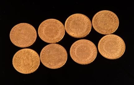 Lot de 8 pièces de 20 francs or comprenant : 
Napo