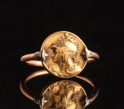 18K（750）黄金戒指，镶嵌一枚刻有米诺娃侧面肖像的小奖章。
重量 3.3 克 - TDD：51