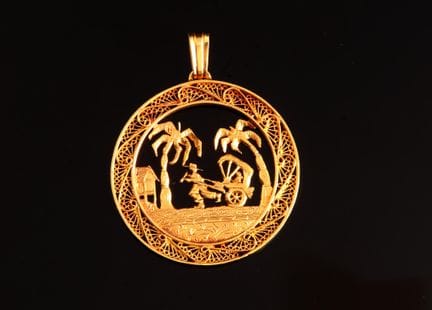 18-karat yellow gold (750) pendant, round in shape